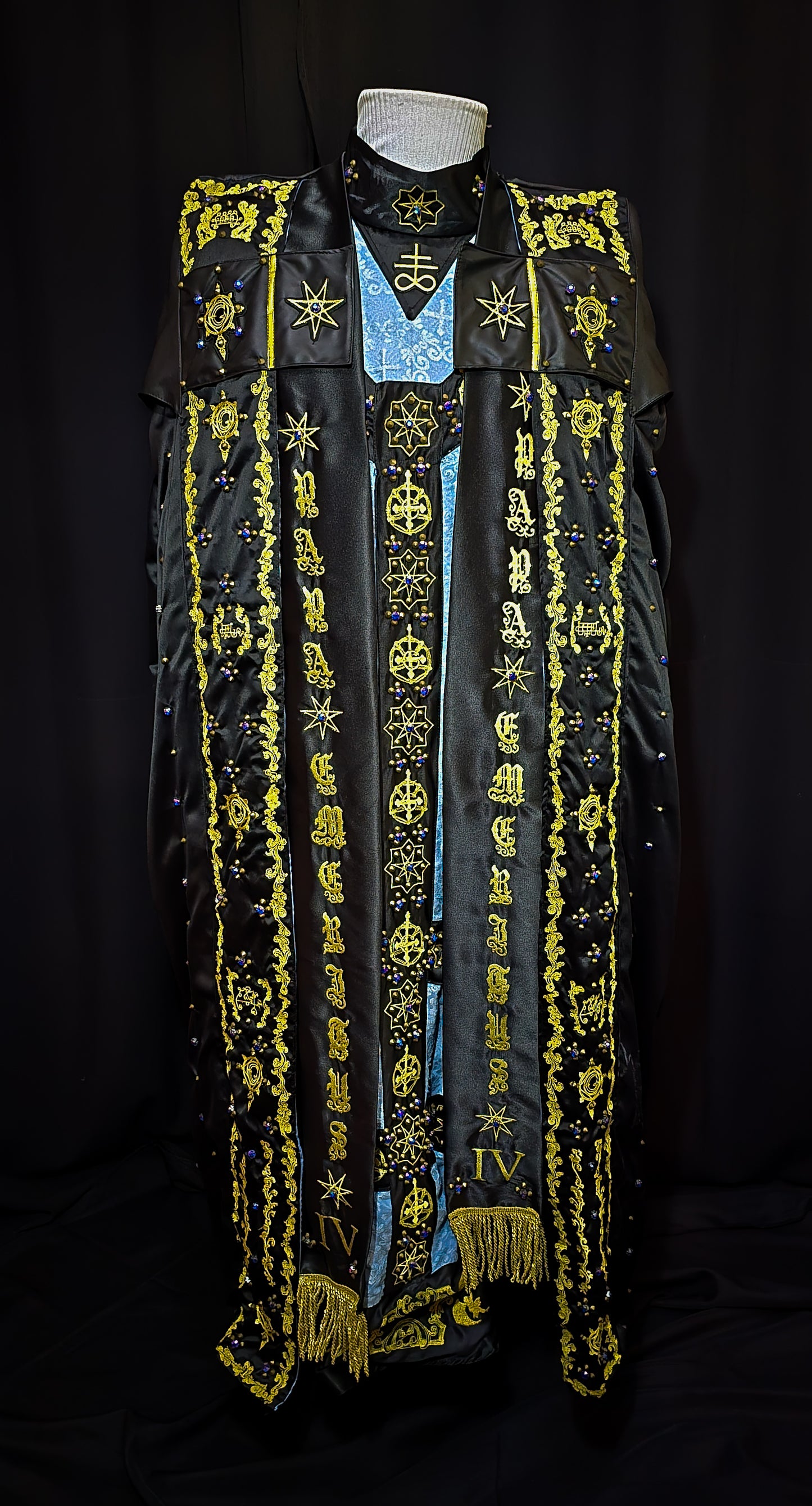 [MINT CONDITION] Papa Emeritus IV Complete Robe