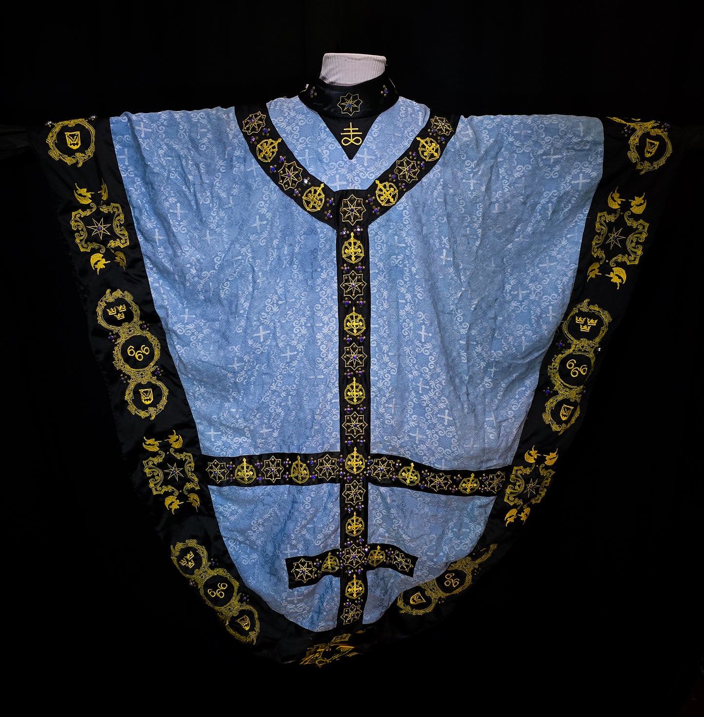 [MINT CONDITION] Papa Emeritus IV Complete Robe